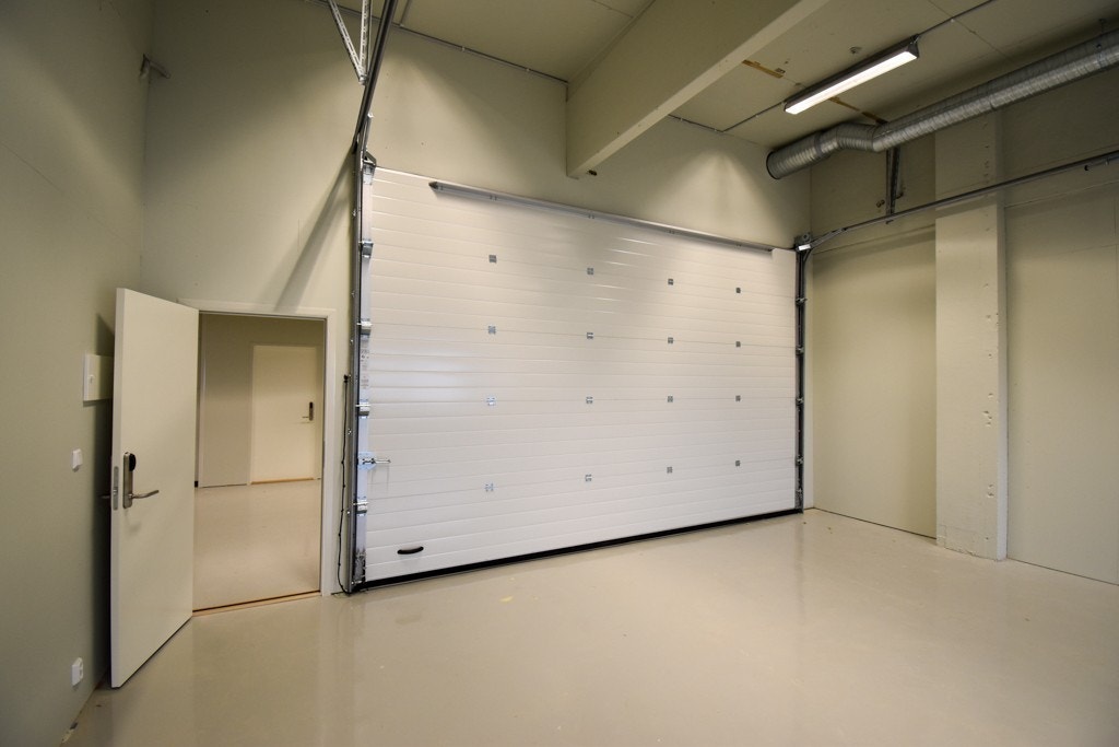 Det er svært enkel adkomst til lokalene med offentlig transport og bil. Store varebiler kan kjøre helt inn i lokalene (stor kjøreport). Galleribilde