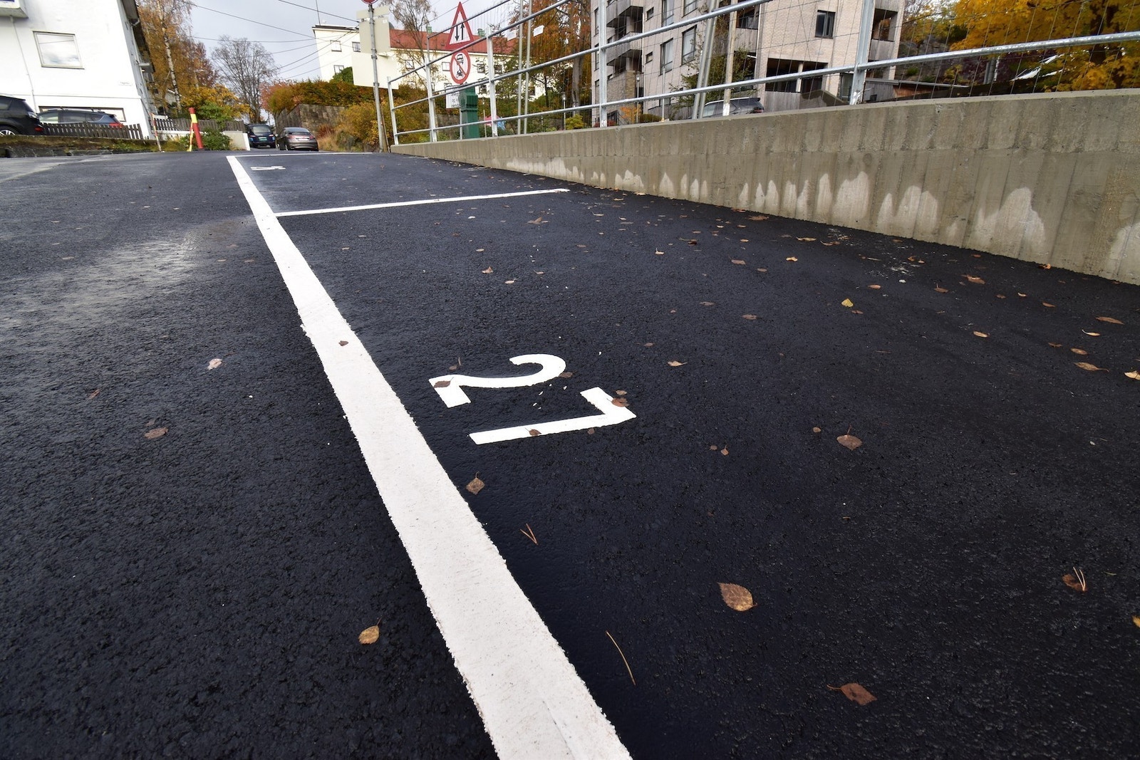 Gode parkeringsmuligheter, oppmerket parkeringsplasser. Mulighet for lading av elbil. Galleribilde