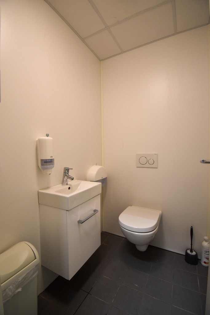 Det er nybygde toaletter og tilgang til postkasser i lokalet. Galleribilde