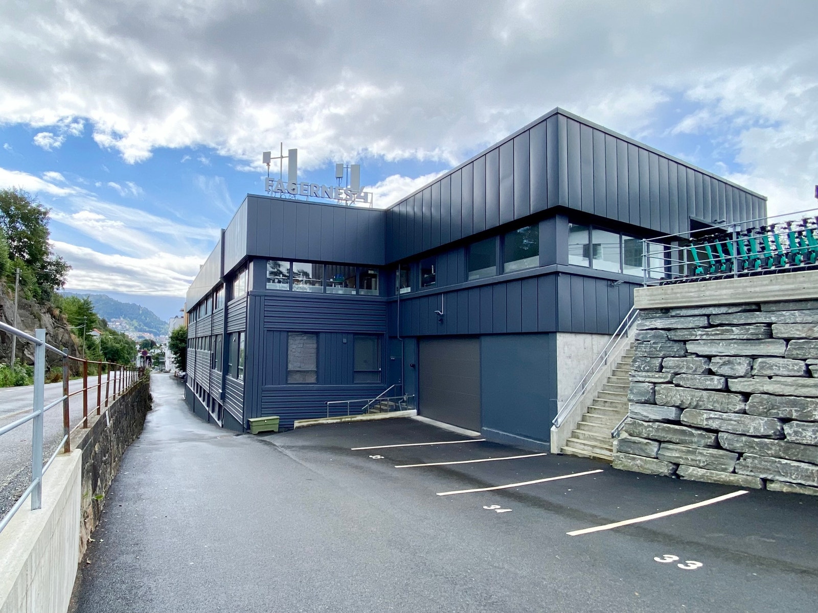 Flott bygg og gode parkeringsmuligheter Galleribilde