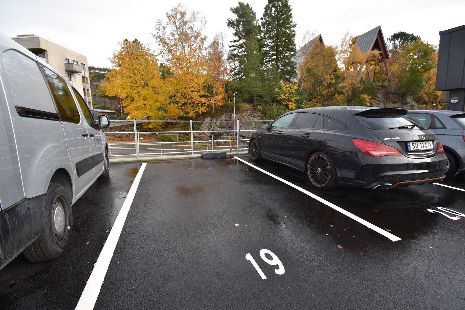 Gode parkeringsmuligheter, oppmerket parkeringsplasser. Mulighet for lading av elbil. Galleribilde