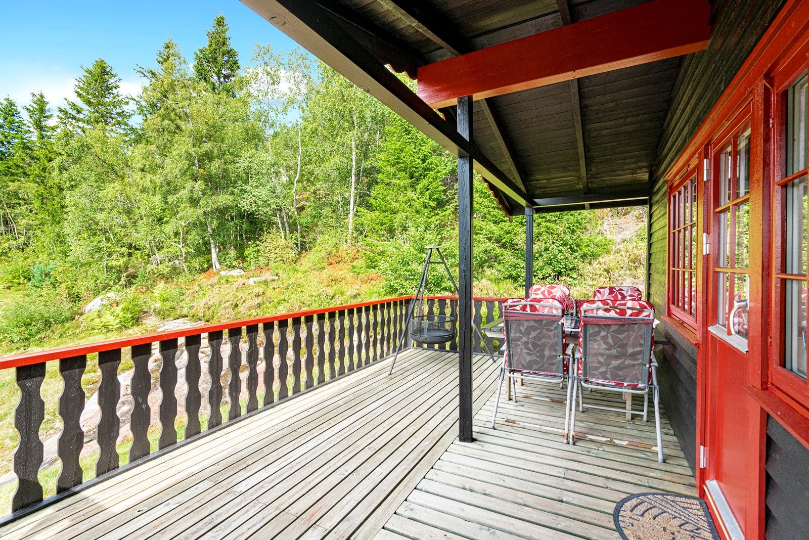 Fra den delvis overbygde veranda ut fra stuen Galleribilde