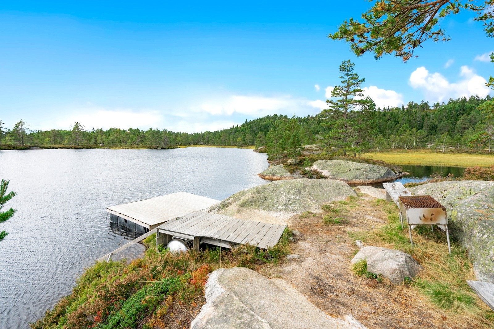 Fra badeplassen like nedenfor hytten Galleribilde