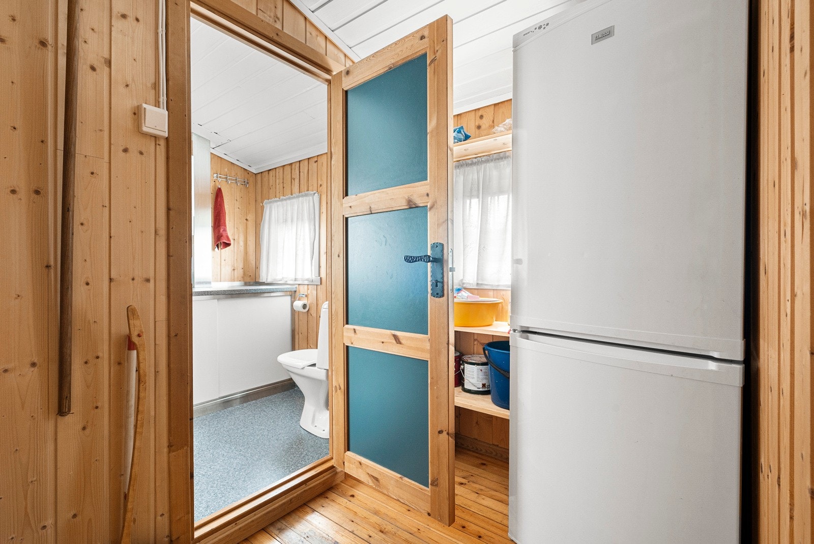 Fra innebod med dør inn til badet Galleribilde