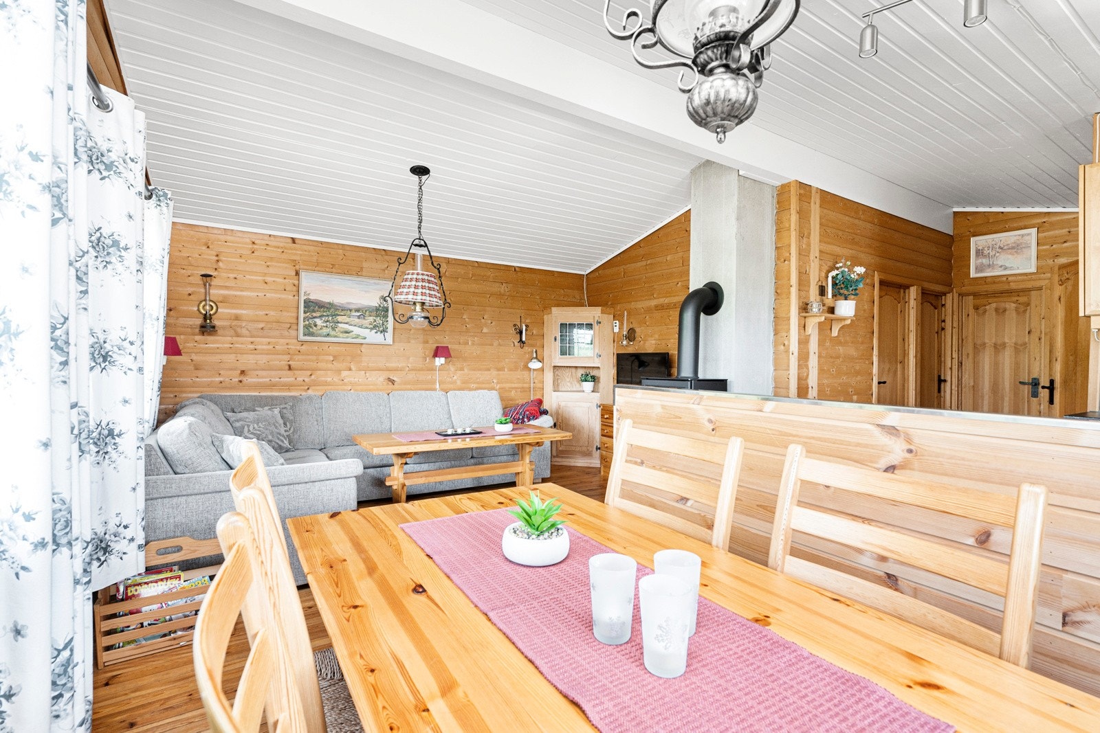 Fra del av stuen med spiseplass Galleribilde