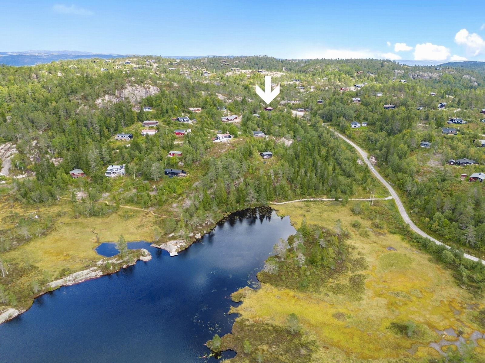 Dronebilde over området - med pil mot hytten og bilde av badeplassen midt i bildet Galleribilde