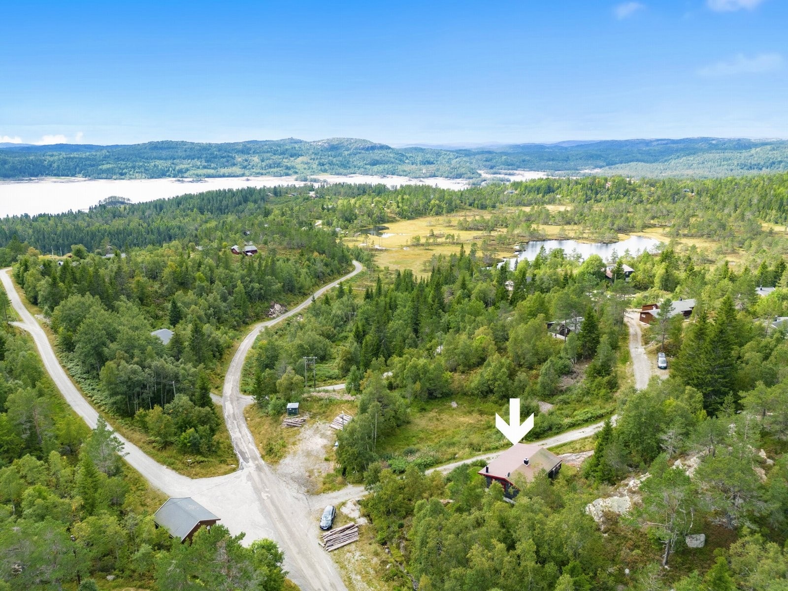 Dronefoto over området - med pil på hytten Galleribilde