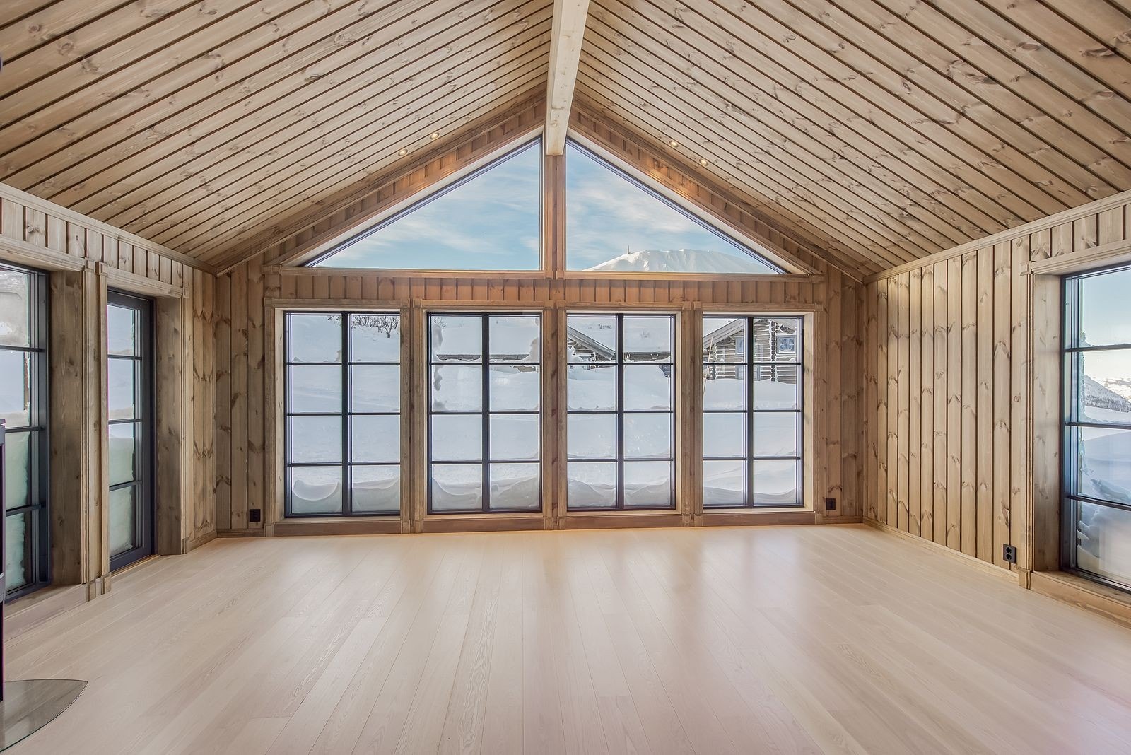 Masse lys og store vinduer mot vest. Panorama inn i stuen og til kjøkkenplassen. Hardangervidda mot nord er et skue!! Galleribilde