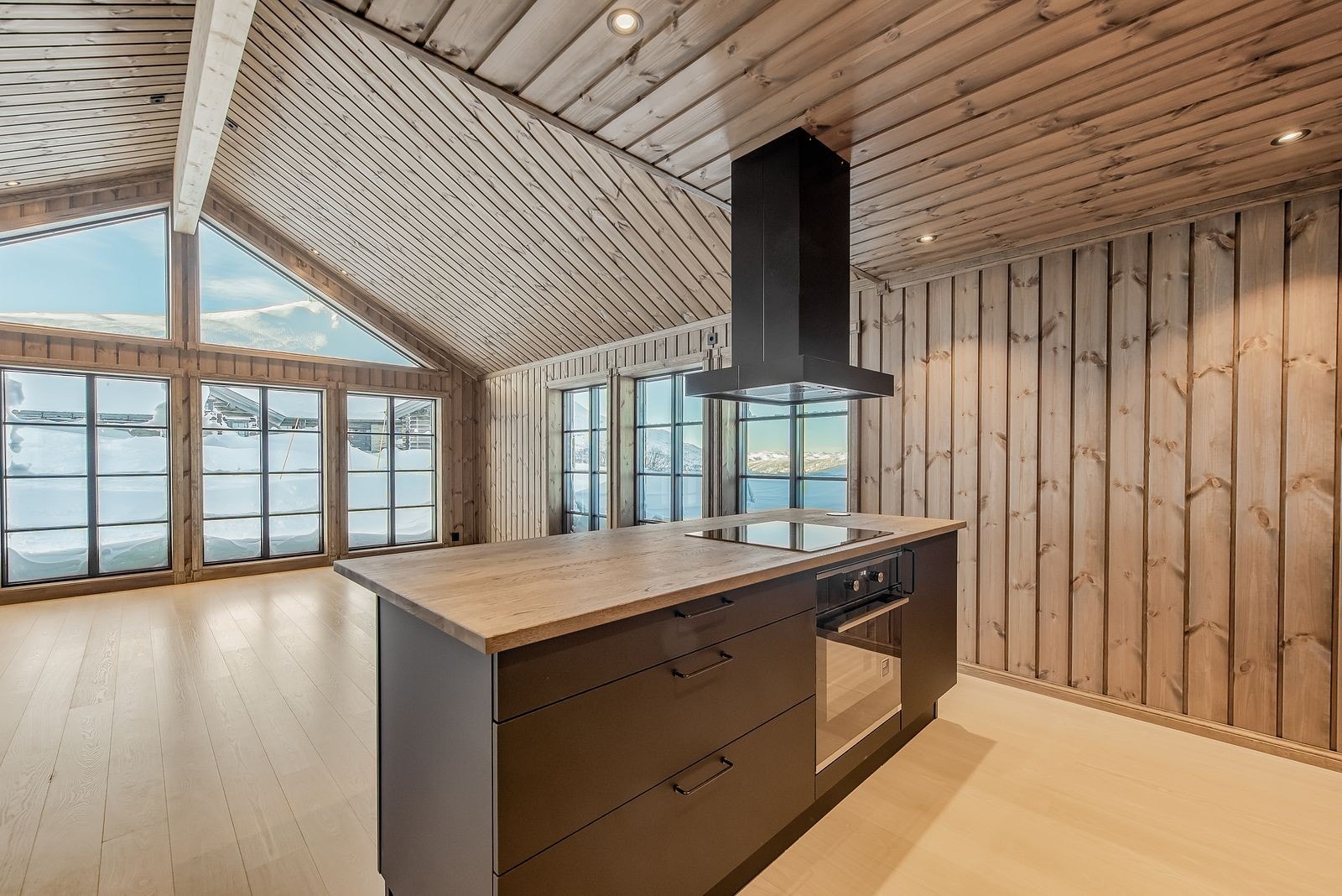 Masse lys og store vinduer mot vest. Panorama inn i stuen og til kjøkkenplassen. Hardangervidda mot nord er et skue!! Galleribilde