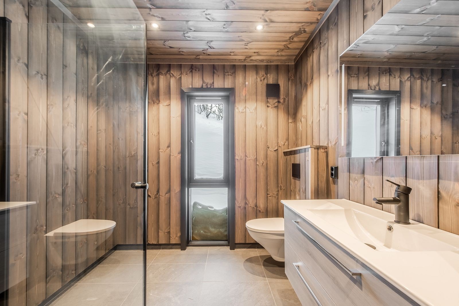 Bad - fliser gulv og dusjnisje Galleribilde