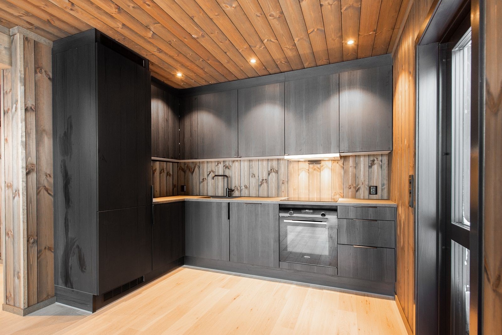 Kvalitetskjøkken fra HTH - black line Galleribilde