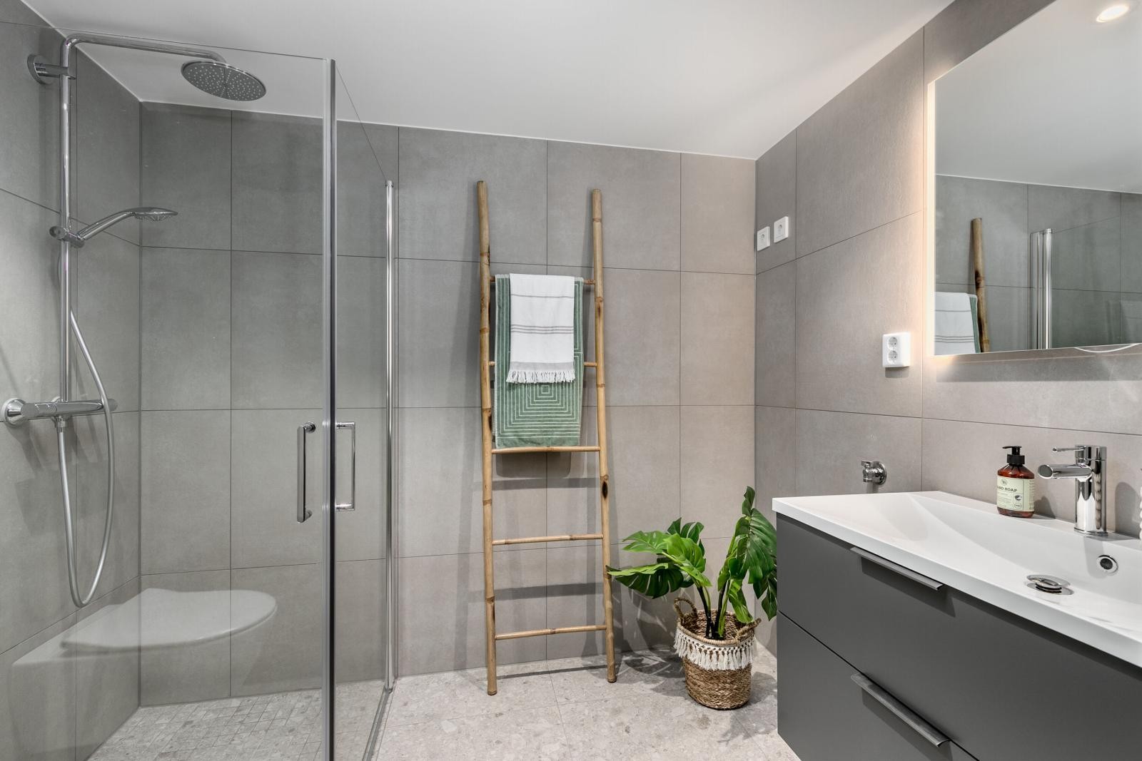 Ett av leilighetens to bad. Dette badet ligger med inngang fra entré. Galleribilde