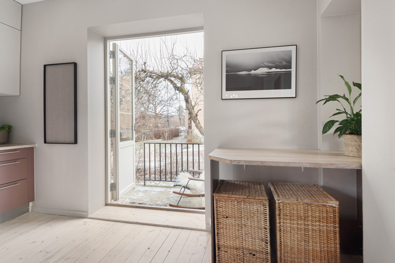 Særdeles attraktiv dobbel verandadør direkte ut i hagen fra kjøkkenet Galleribilde