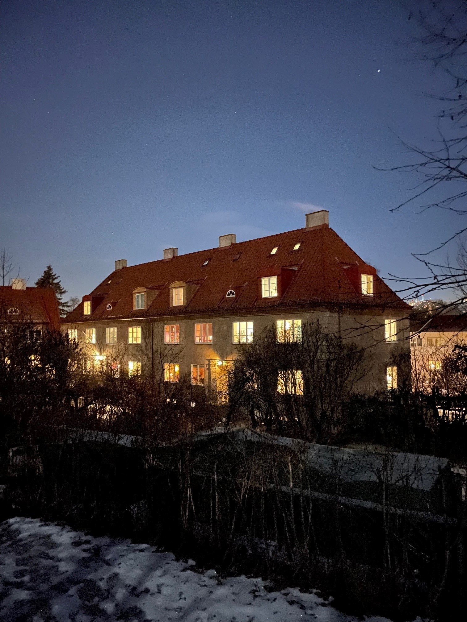 Privat bilde av bygget kveldstid Galleribilde