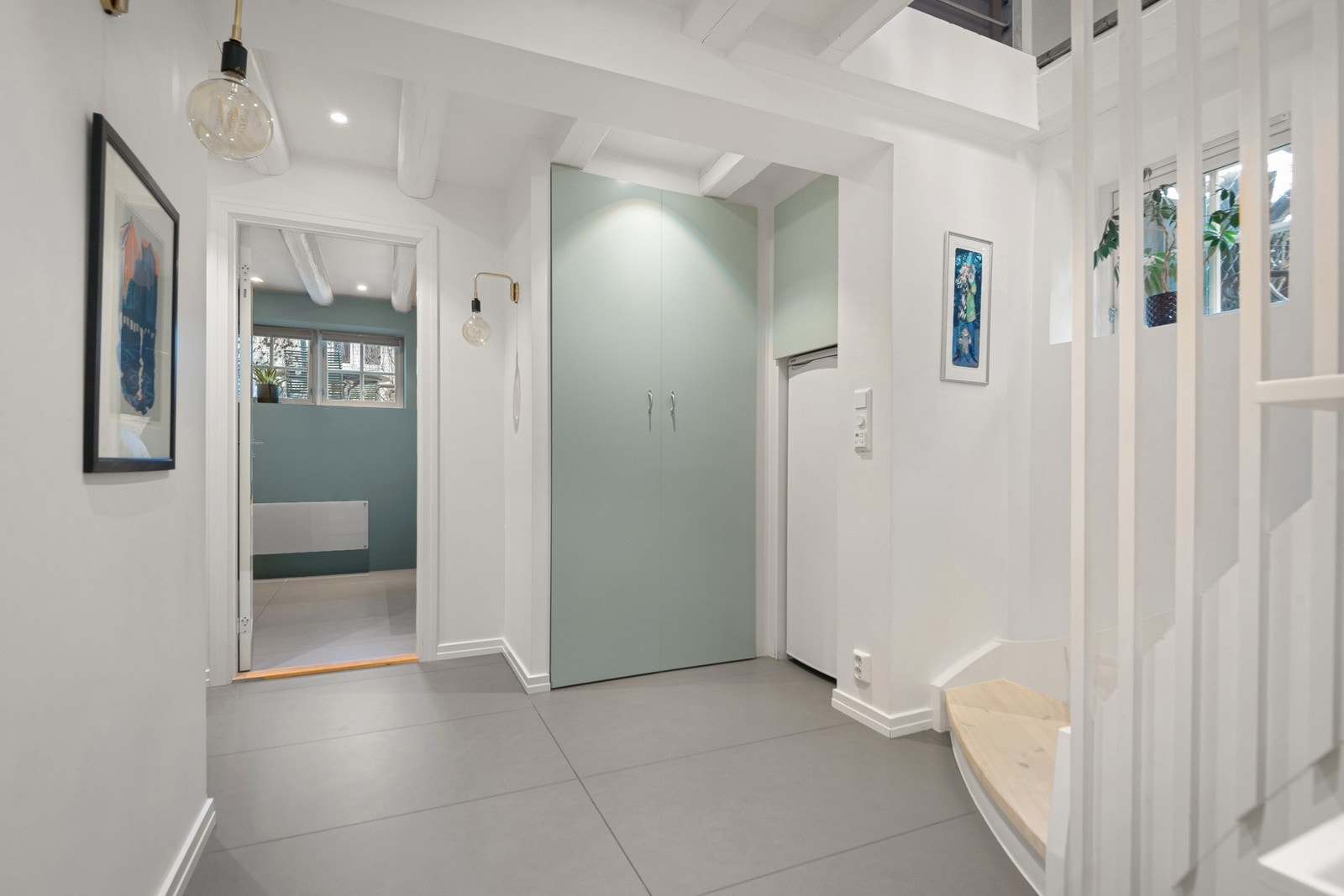 Mellomgang i u.etg. med lagringsplass samt inngang til samtlige 3 soverom og badet Galleribilde