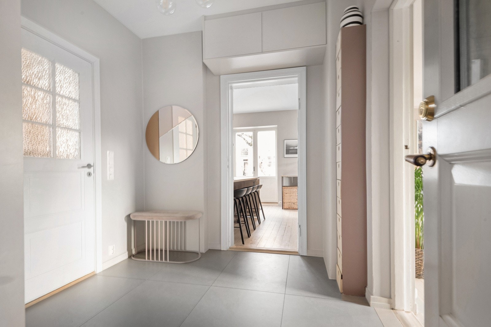 Romslig hall med garderobeplass og direkte inngang til gjeste-bad med dusj og WC Galleribilde