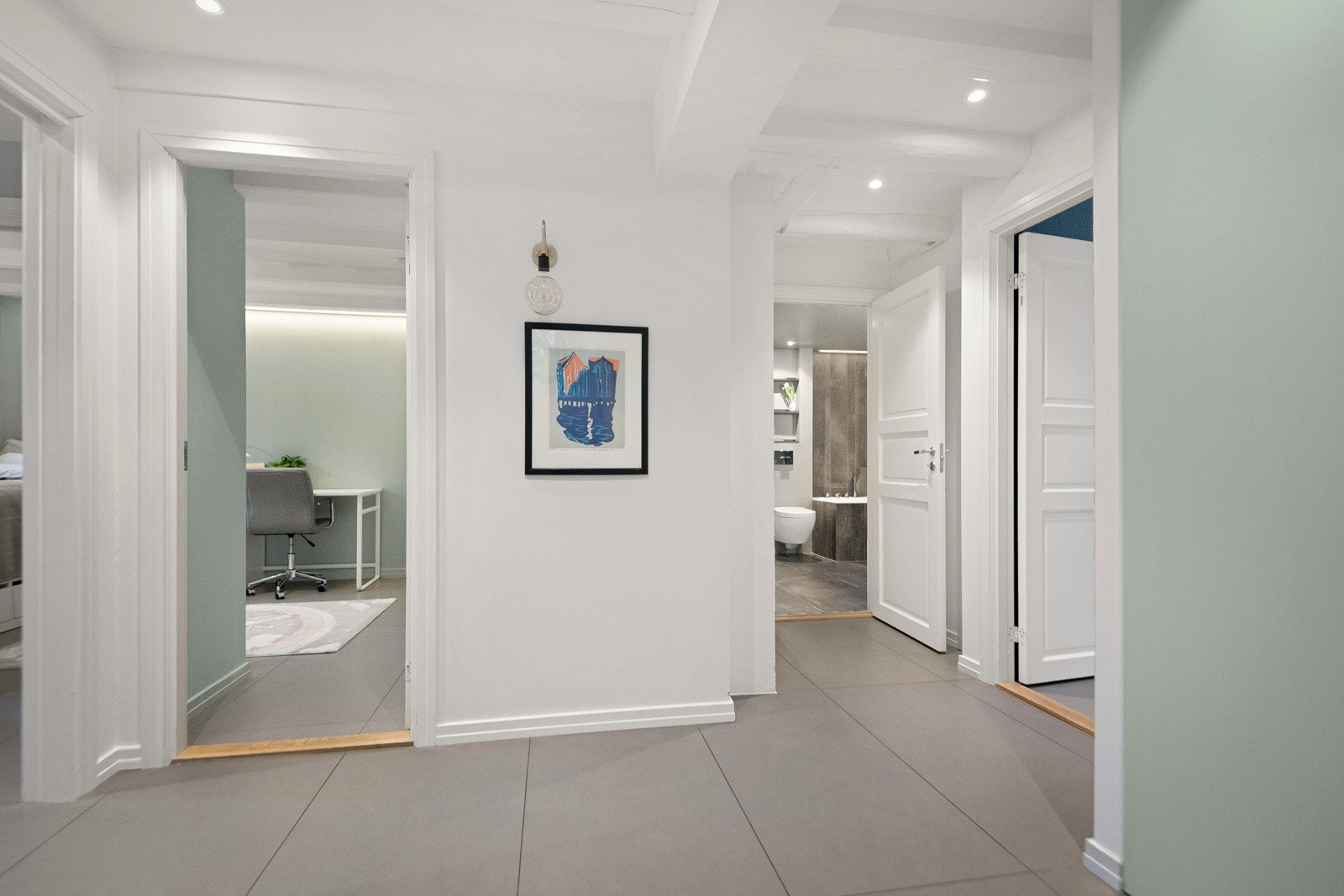 Mellomgang i u.etg. med lagringsplass samt inngang til samtlige 3 soverom og badet Galleribilde