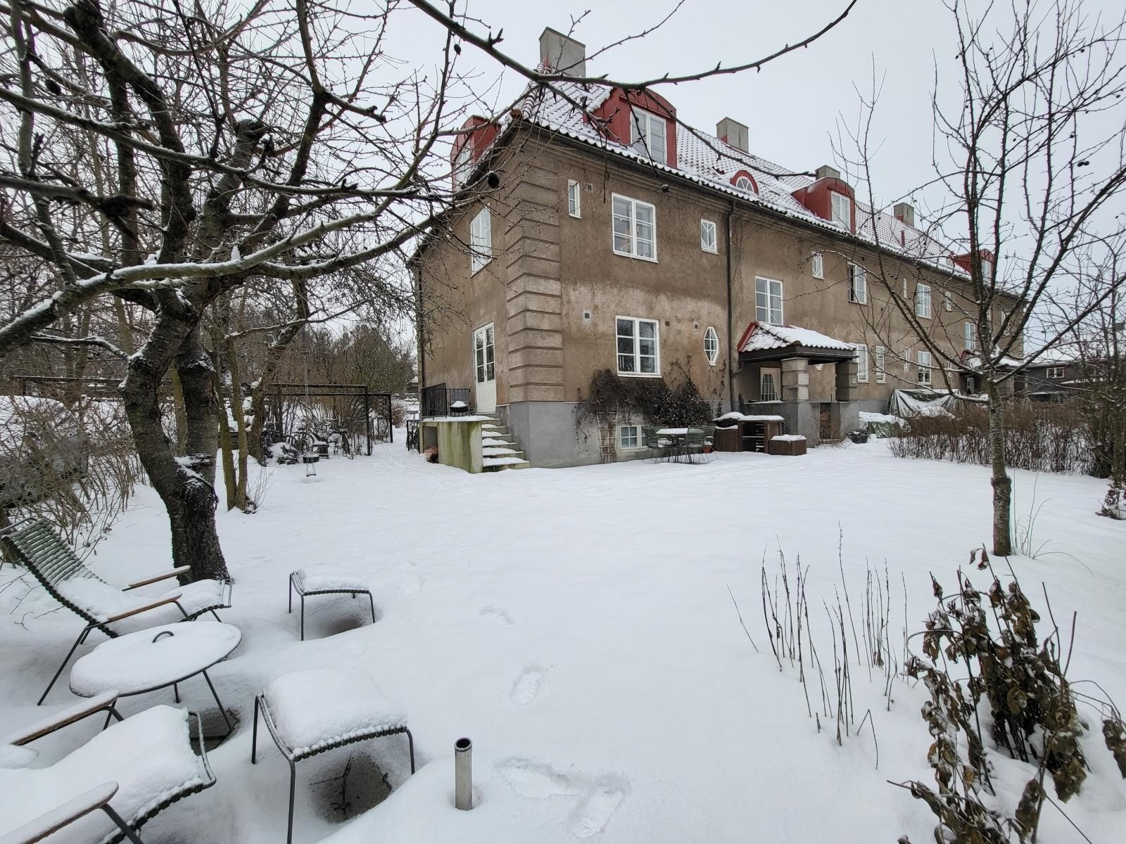 Stor herlig hageparsell rundt boligen med attraktiv direkte hage-utgang fra kjøkkenet Galleribilde