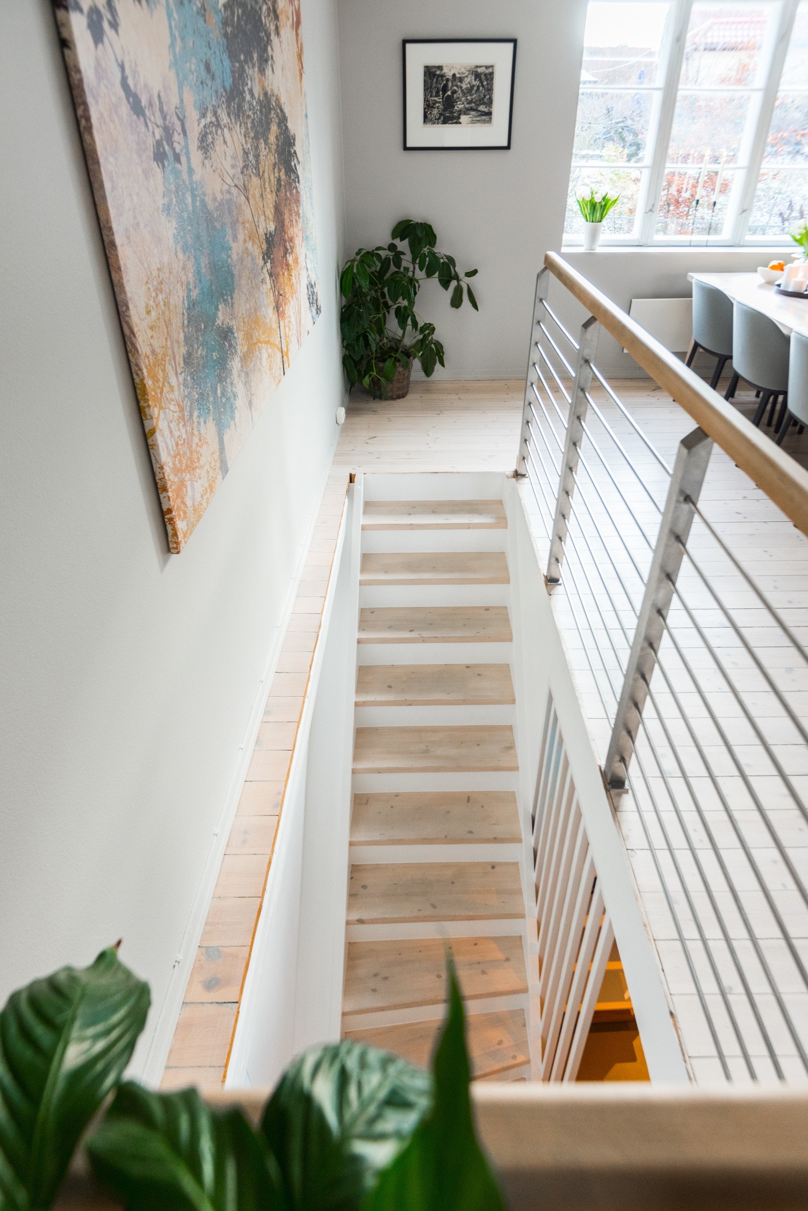 Trappen ned til u.etg. som innehar 3 soverom og stort bad samt diverse lagringsplass Galleribilde