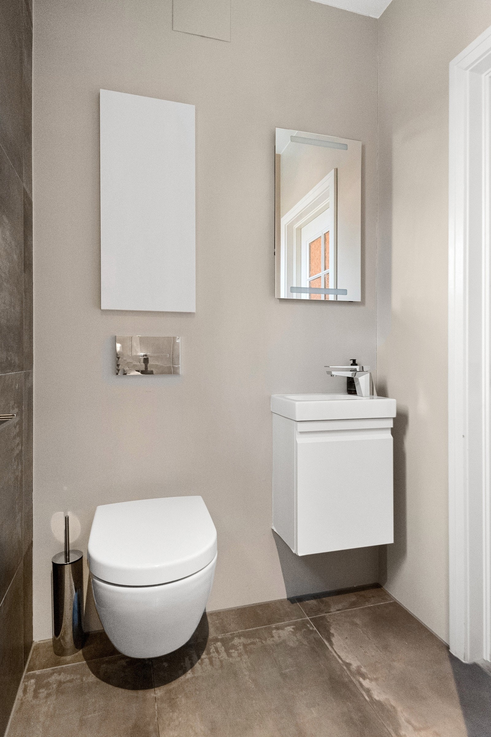 Gjeste-badet tilknyttet hallen med dusj og WC Galleribilde