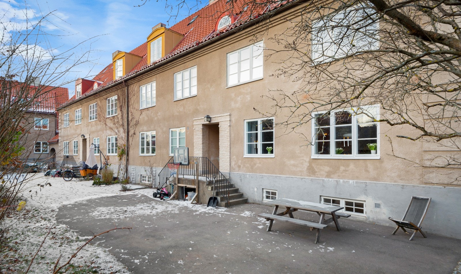 Bak bygget ligger bakgård og fellesområder inkl. Eventyrplassen like bortenfor Galleribilde