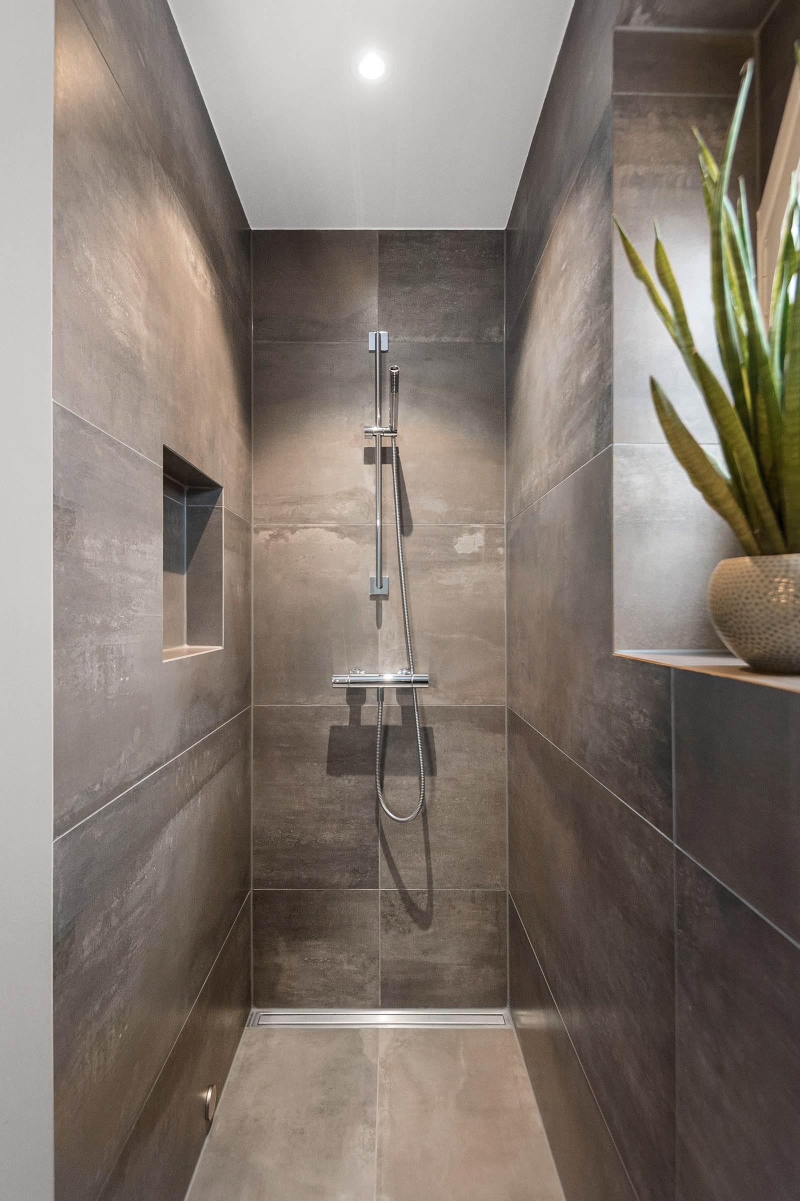 Gjeste-badet tilknyttet hallen med dusj og WC Galleribilde