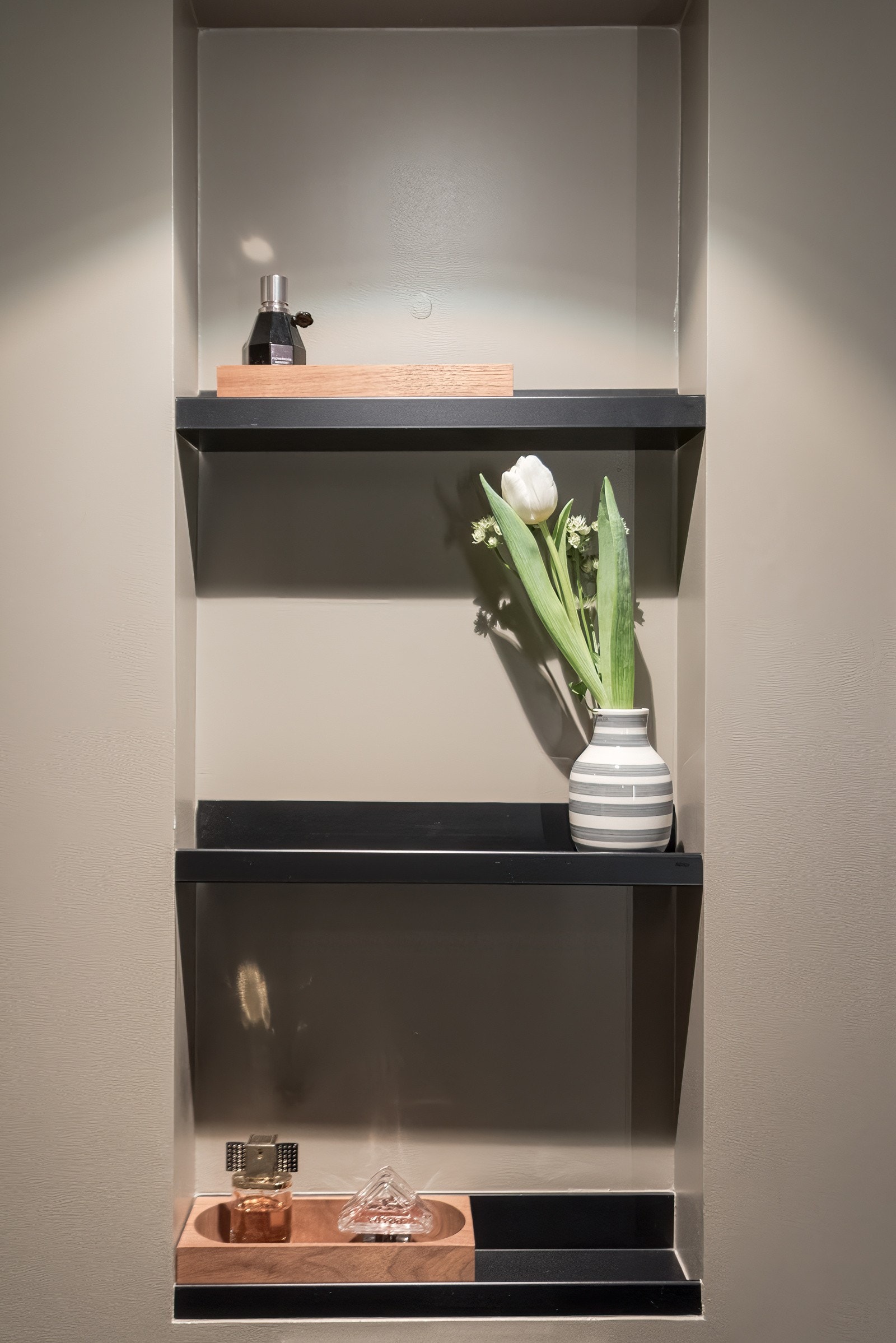 Stort flott bad i soveromsetasjen - her er både wc, badekar og dusj m.m. Galleribilde