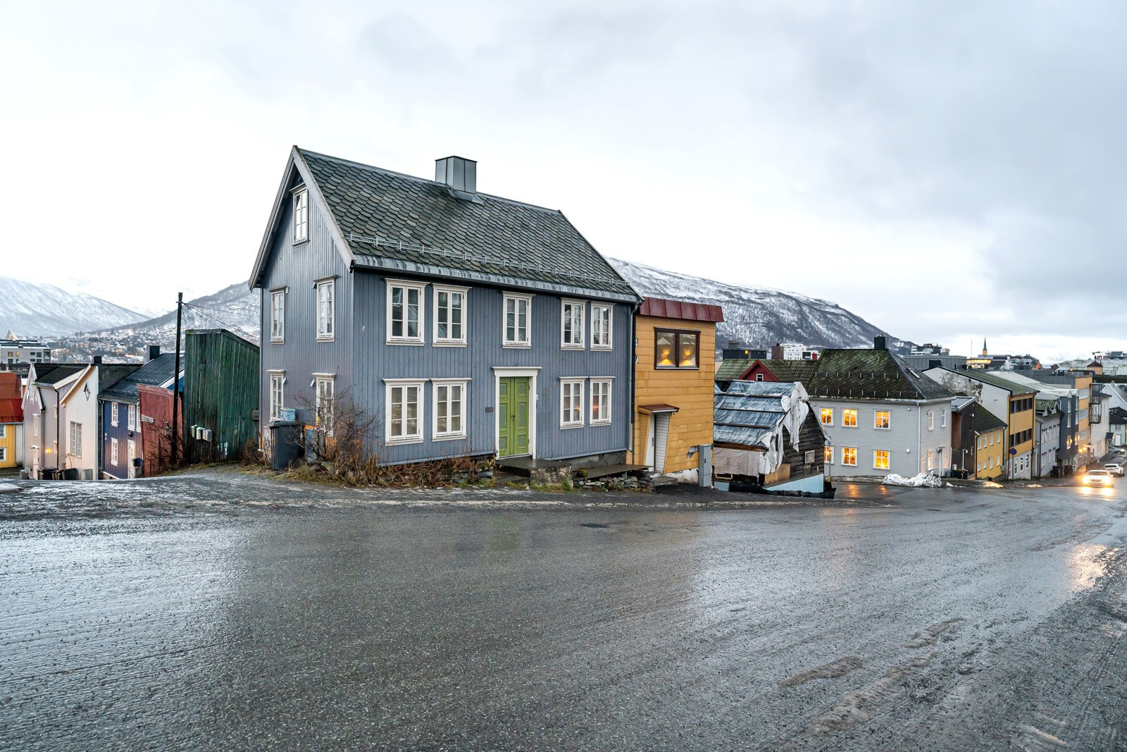 Her er det kort vei til bussholdeplass, dagligvarehandel, kjøpesenter, treningssenter og andre servicetilbud en storby har å tilby!