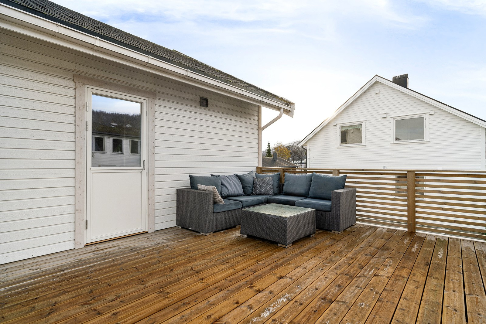 Romslig terrasse med god plass til utemøblement og grill m.m.