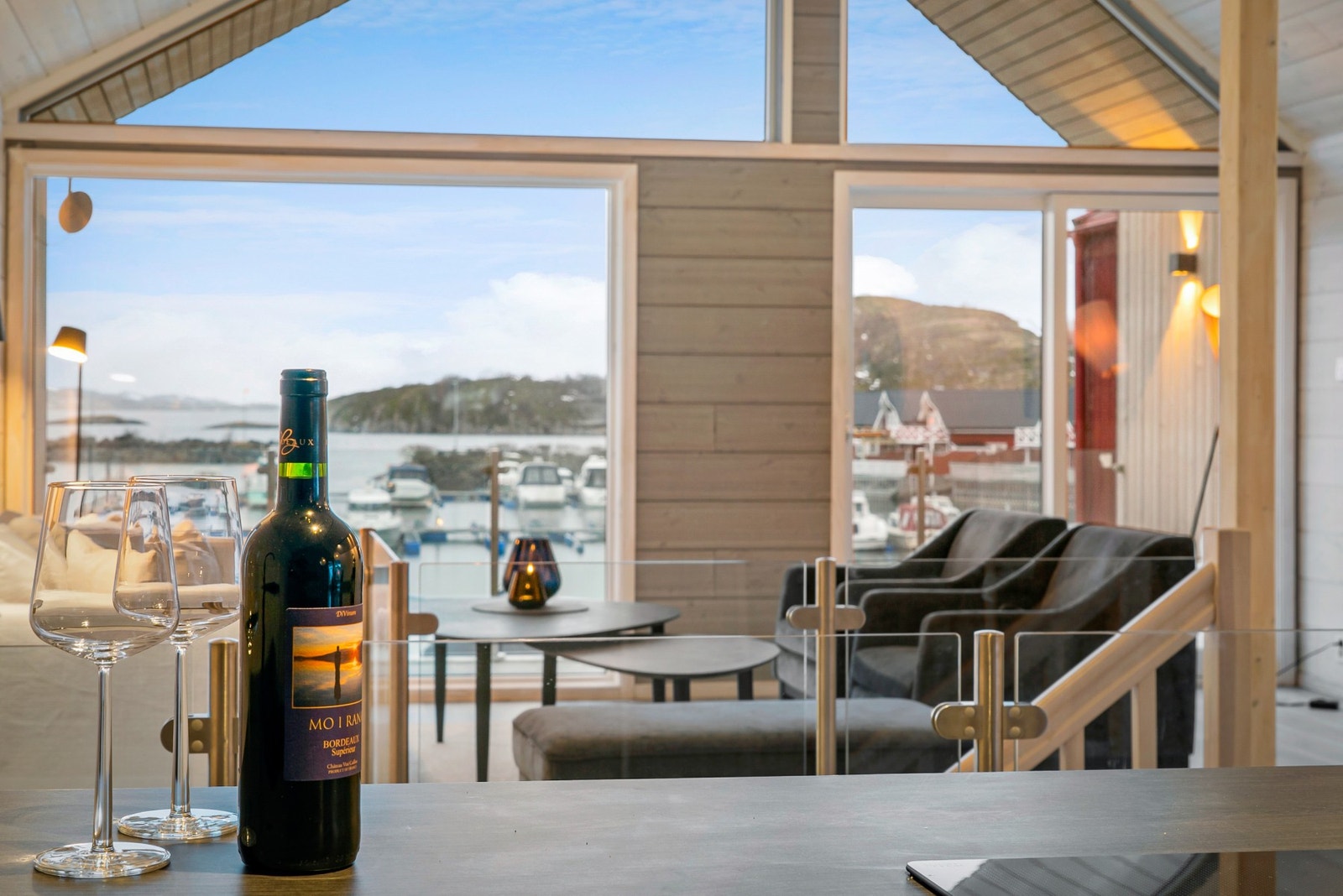 Fra kjøkkenet kan man se ut over havna og havet når man lager mat! Galleribilde