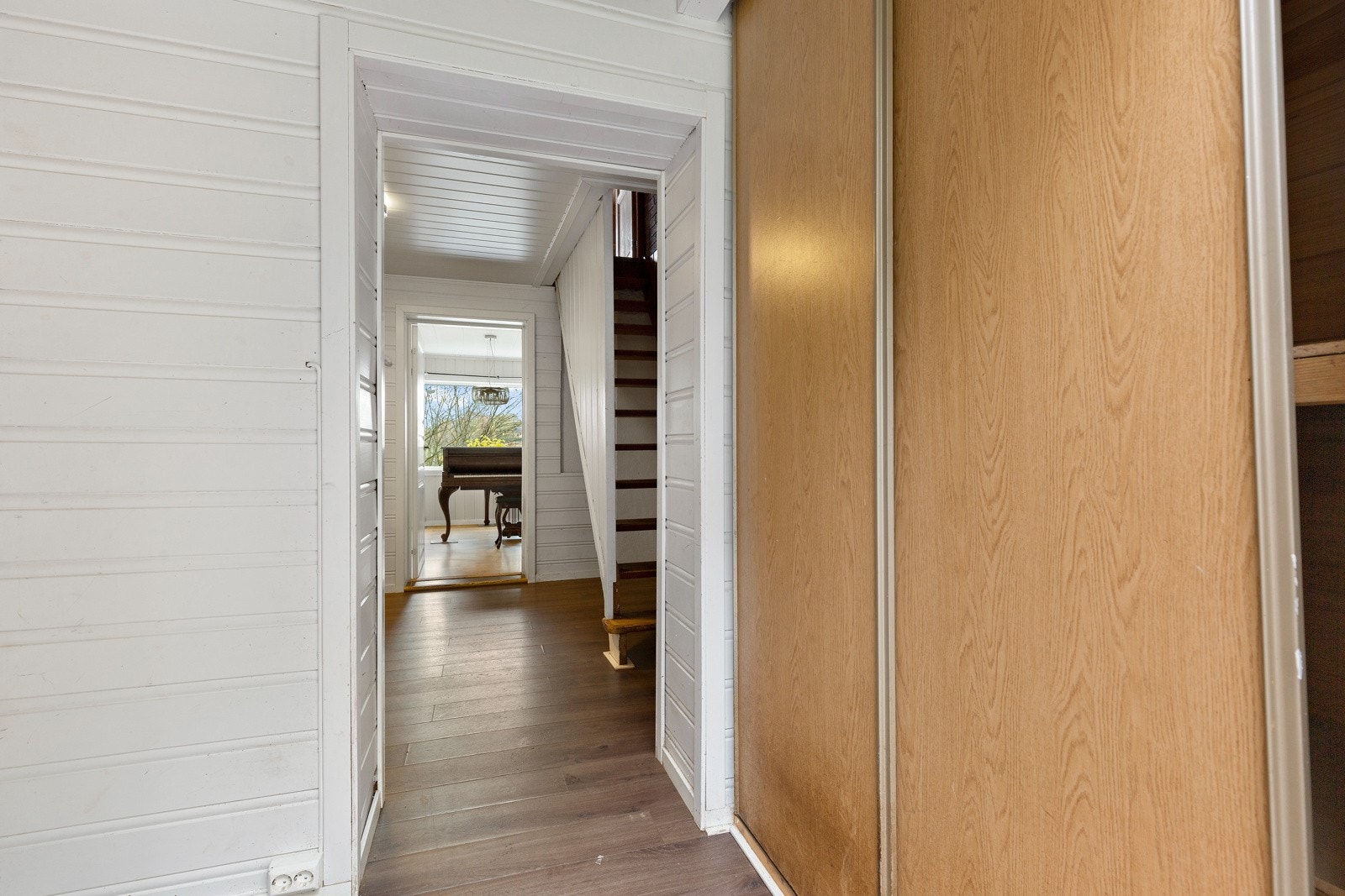 Praktisk med skyvedørsgarderobe i gang Galleribilde