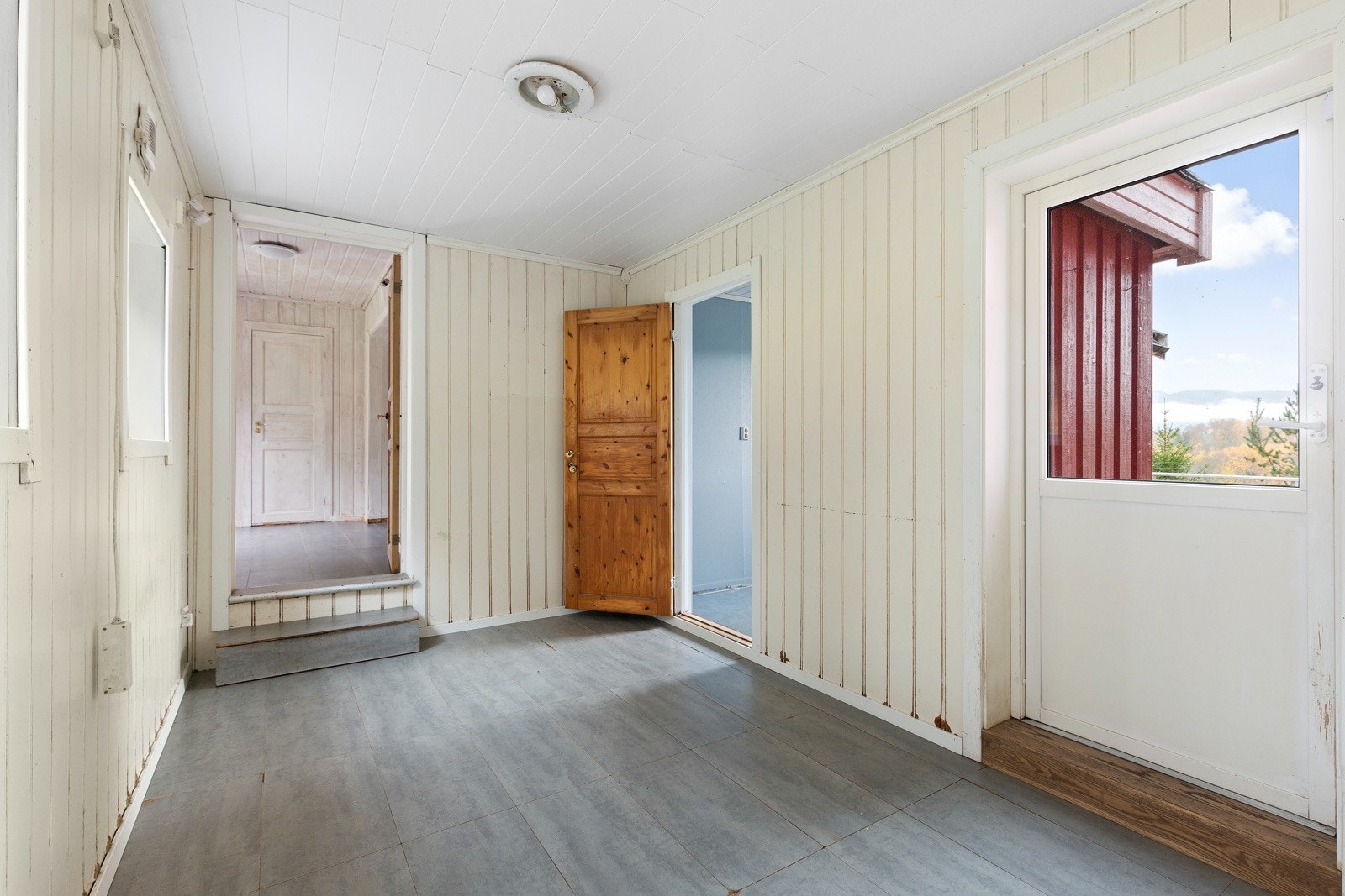 Lite rom som forbinder de to delene av huset. Kan brukes til f.eks. kontor Galleribilde