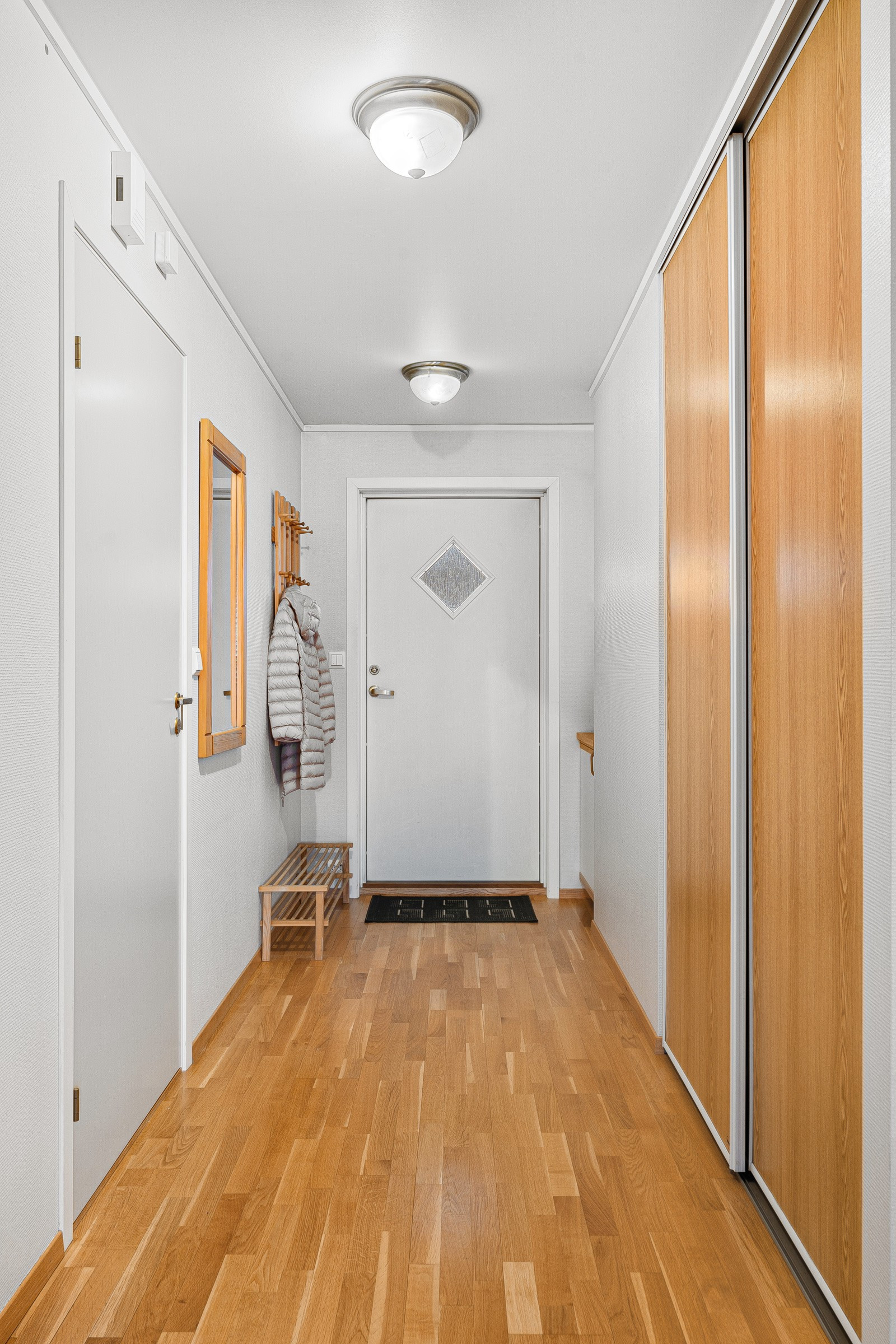 Entrè med skyvedørsgarderobe som sikrer godt med oppbevaringsplass til yttertøyet!