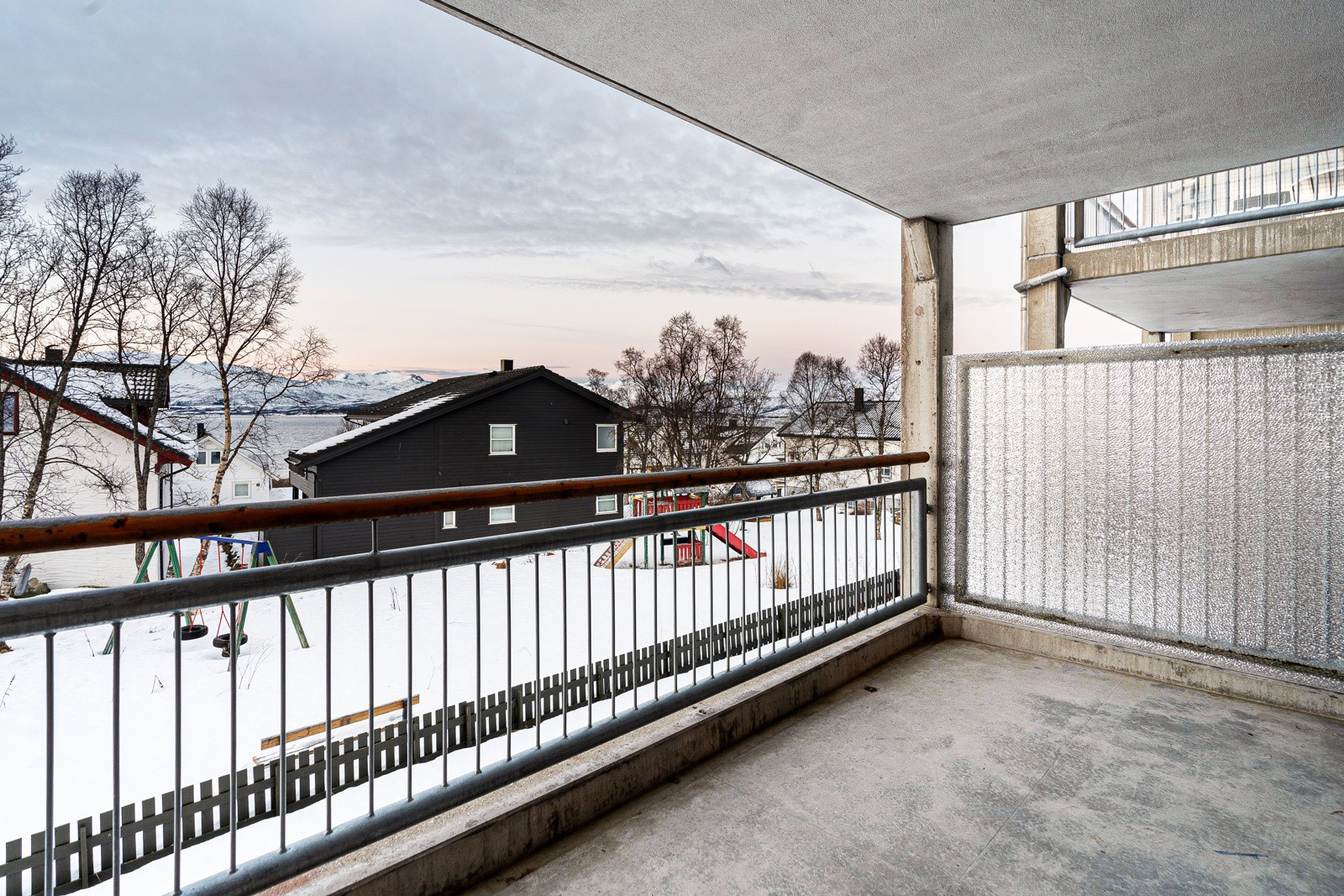 På verandaen har du svært gode solforhold - Et perfekt sted å nyte finværsdagene i Tromsø!
