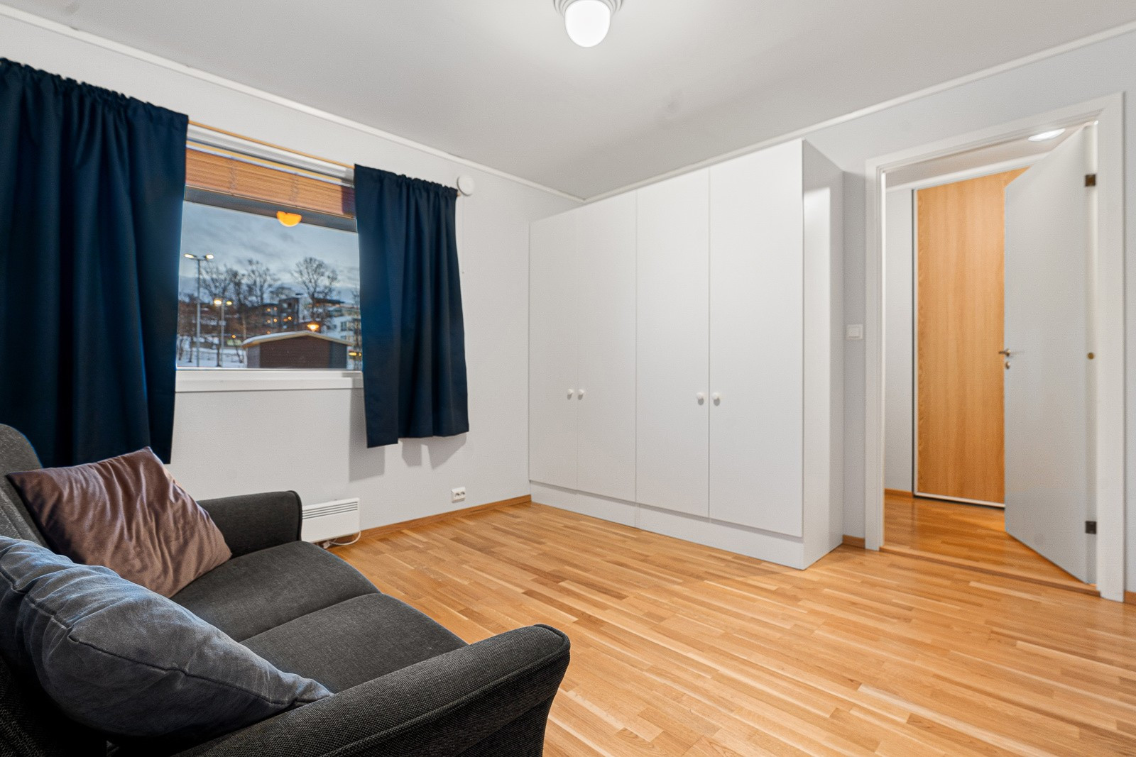 Rommet har flere bruksmuligheter - Gjesterom, barnerom, kontor - alt etter som.