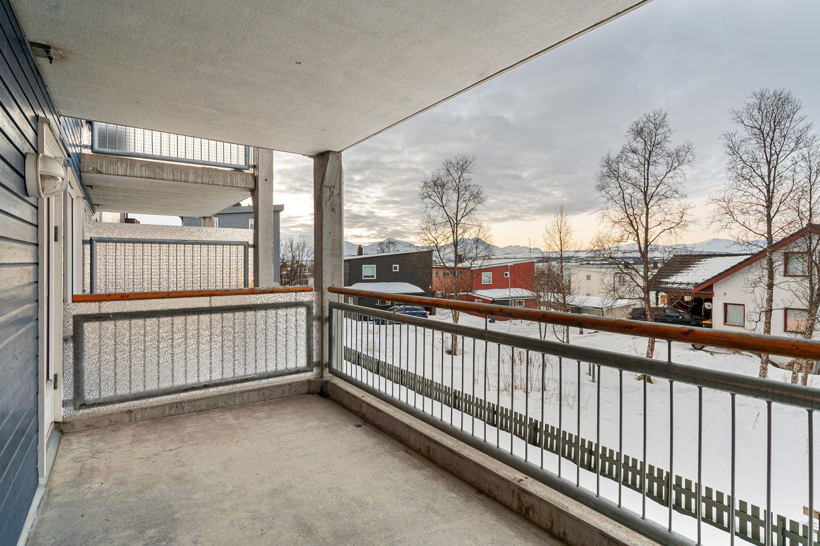 Fra stuen er det utgang til takoverbygd veranda på ca. 10 kvm med god plass til utemøbler, grill og beplantning!.