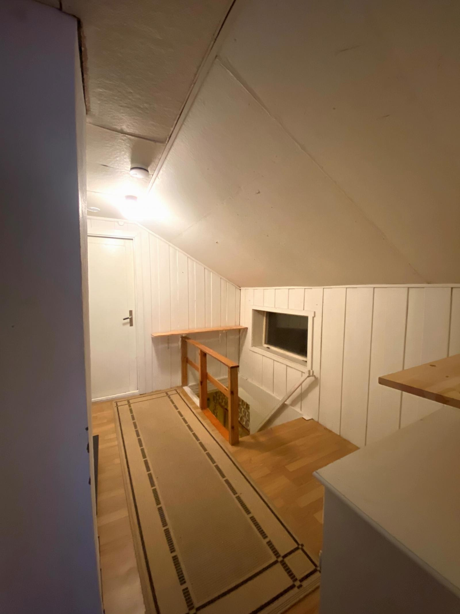 Boligen har tre soverom i andre etasje med inngang fra gang/trappehall (privat bilde)