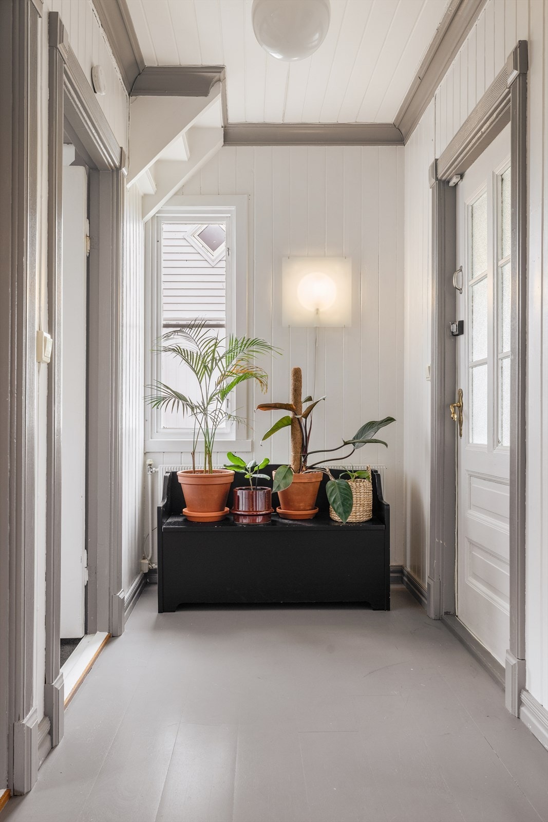 I 2. etasje kommer man opp i en lys trappegang på 7,1 m² med videre oppgang til loft og adkomst til tilliggende gangareal. Galleribilde