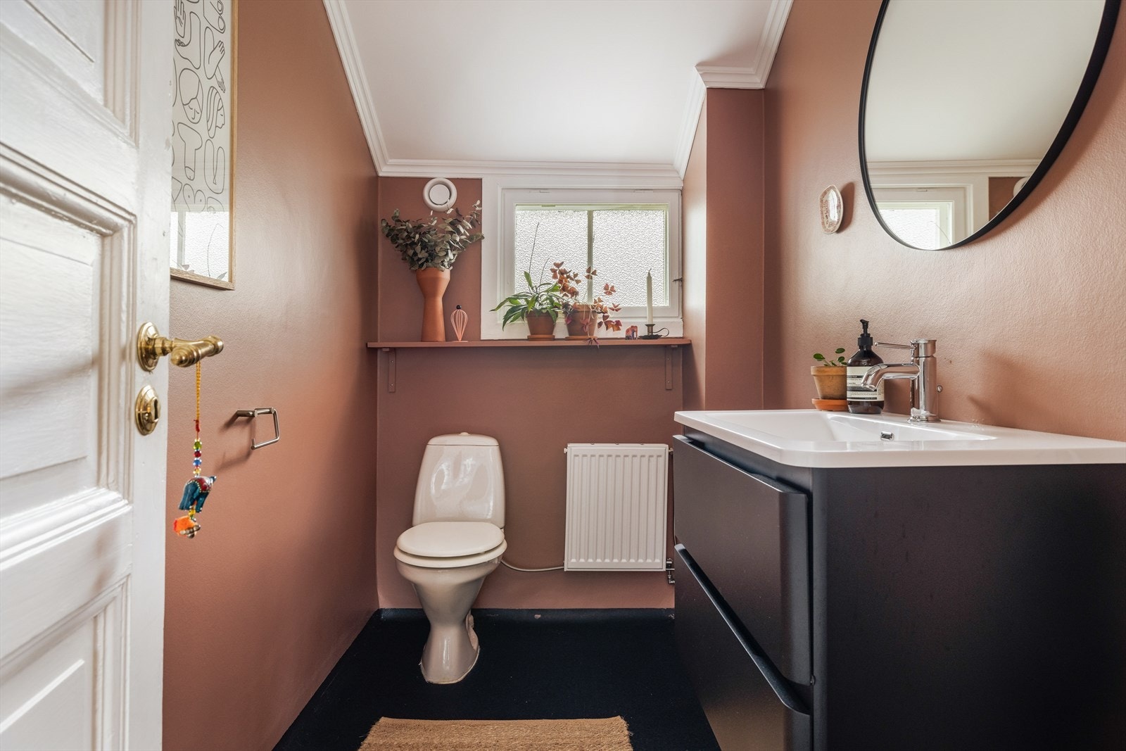 Boligen har to toalettrom, hvorav toalettrom i 2. etasje er utstyrt med toalett fra 2010 og nyere møblement med heldekkende servantplate. Galleribilde