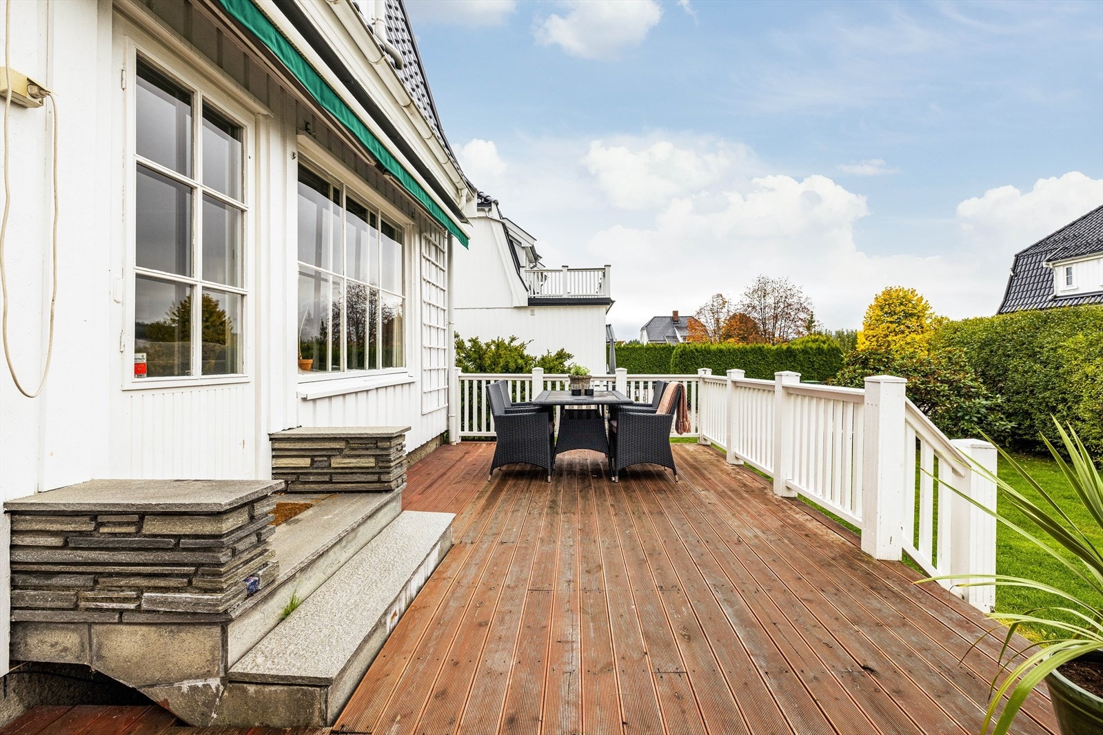 Verandaen er oppgradert i 2010 og har god plass til diverse utemøblement. Det er montert markise for solskjerming. Galleribilde