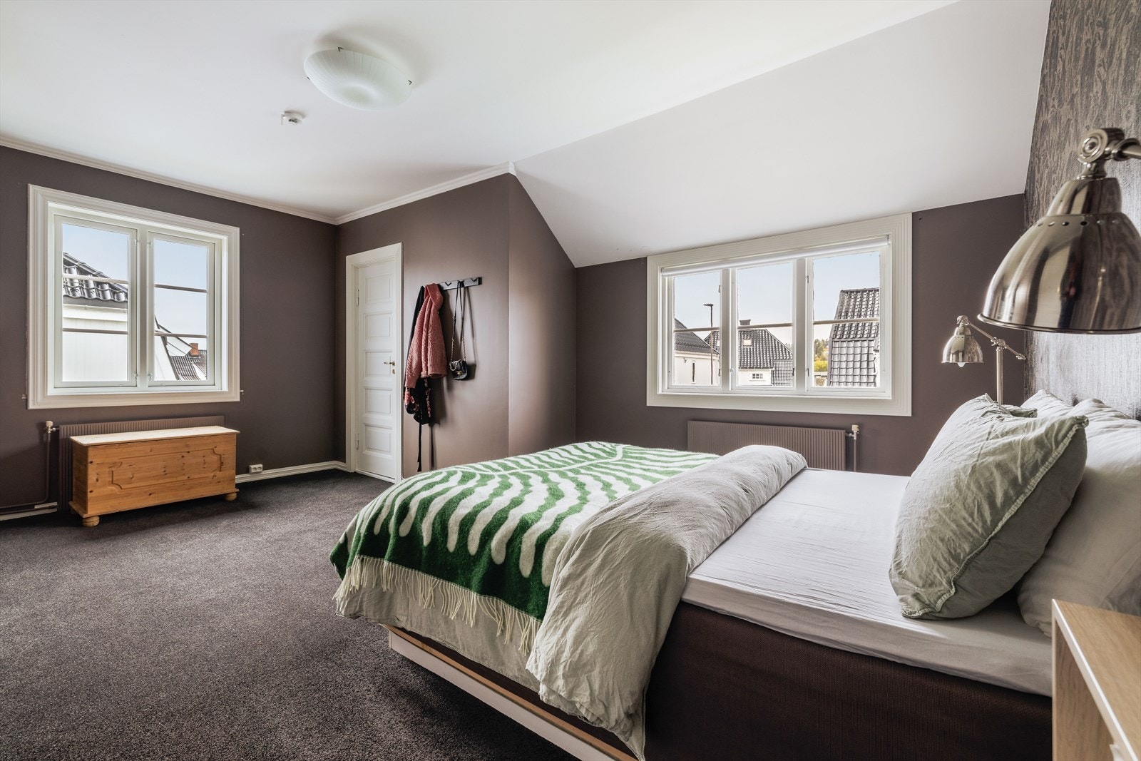 Boligen har tre soverom, alle beliggende i 2. etasje. Soverommene er av svært god størrelse, hvorav hovedsoverommet er på 18,8 m². Galleribilde
