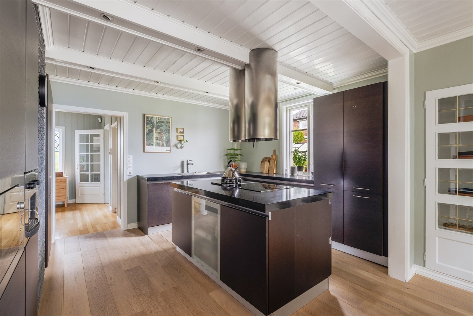 Øvrige integrerte hvitevarer på kjøkken består av oppvaskmaskin, mikro og kaffemaskin, samt tofløyet kjøleskap med frys. Galleribilde