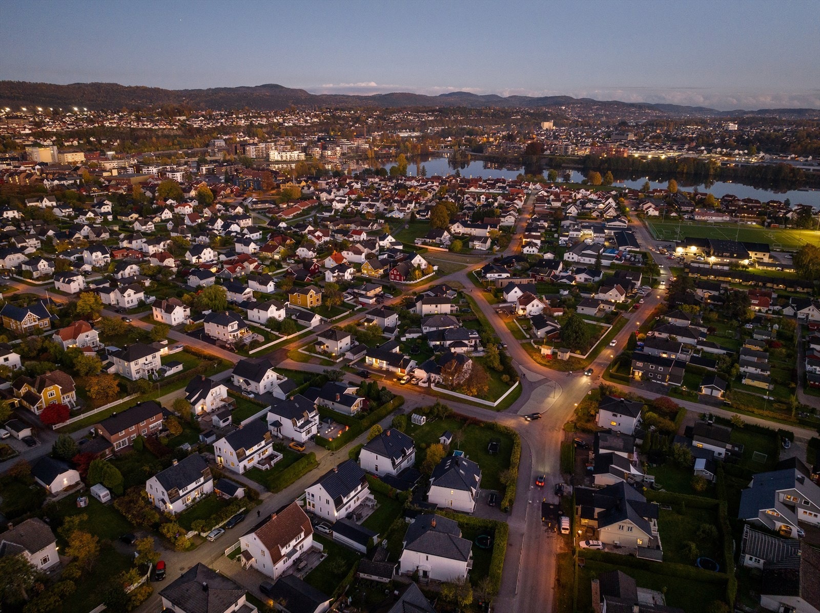 Området har nærhet til flere flotte tur- og rekreasjonsområder, med blant annet Bakkestranda, Lundedalen og Hjellevannet. Galleribilde