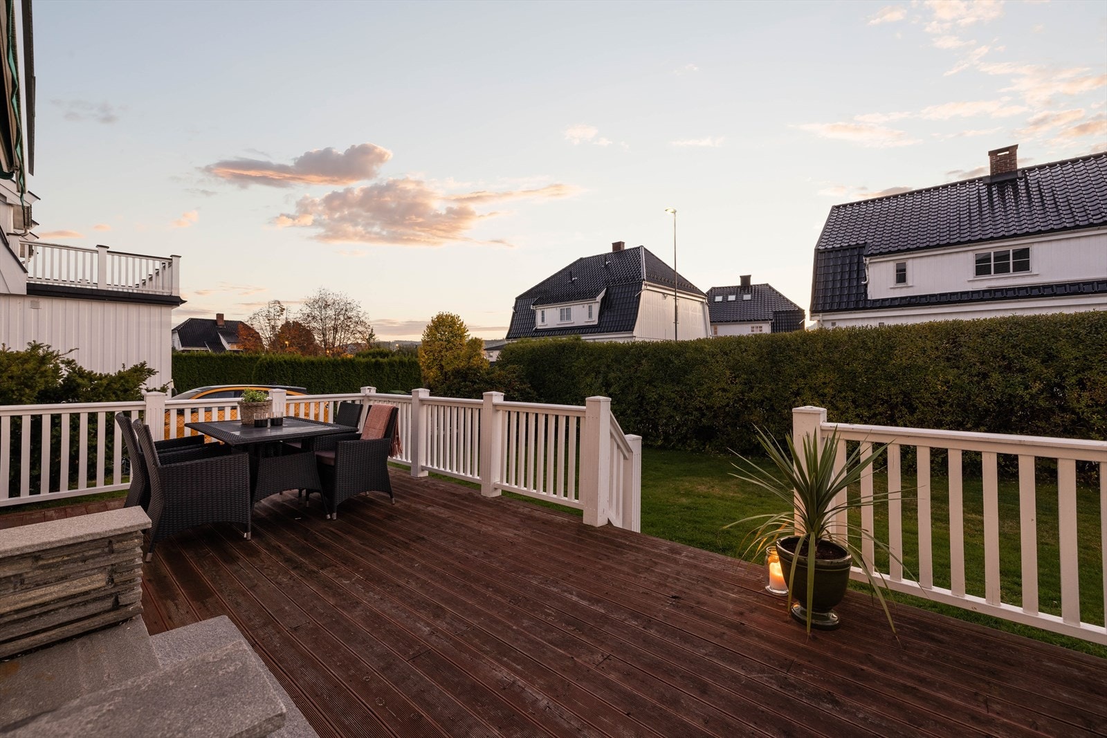 Boligen ligger solrikt til på en pent opparbeidet tomt, i et sentrumsnært boligområde med gangavstand til det meste! Galleribilde