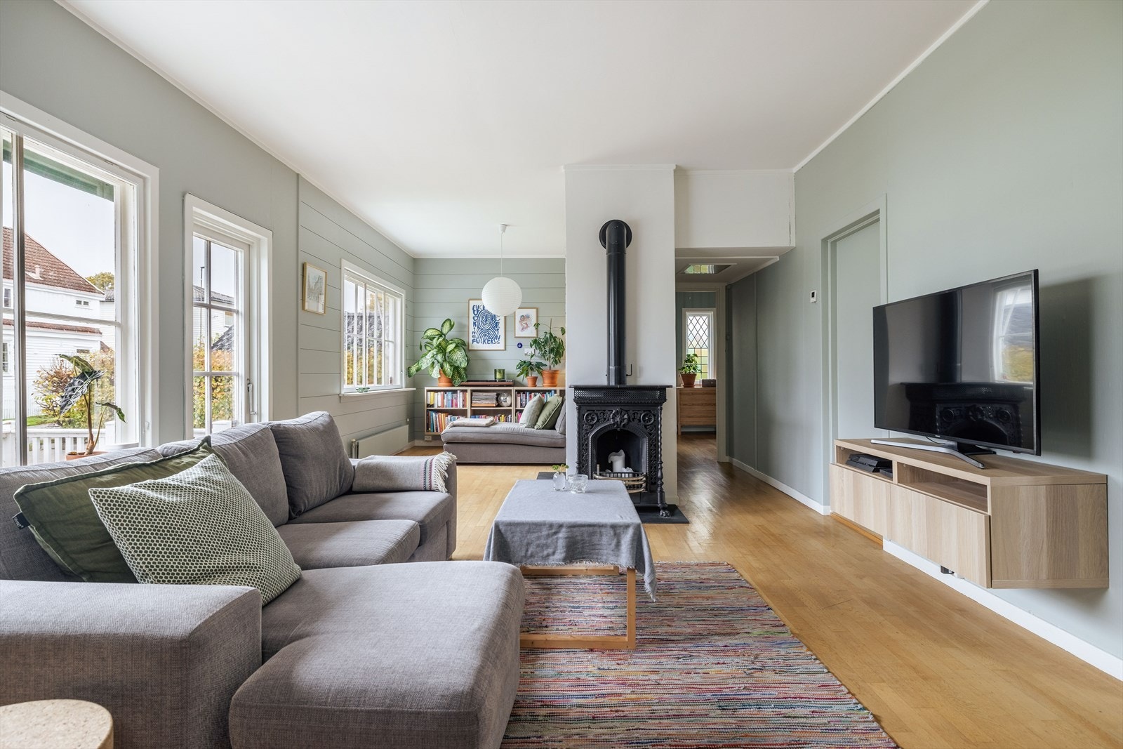 Pen, todelt stue på 34,5 m², med store, vestvendte vindusflater og utgang til deilig, vestvendt veranda. Galleribilde