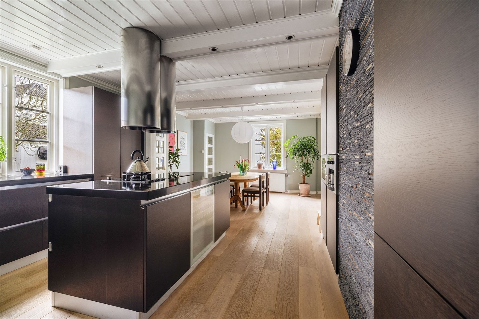 Kjøkkenet har en svært pen og solid innredning type Spagnol Cucine fra 2010. Fungerende som et stort allrom og hjerte i hjemmet. Galleribilde