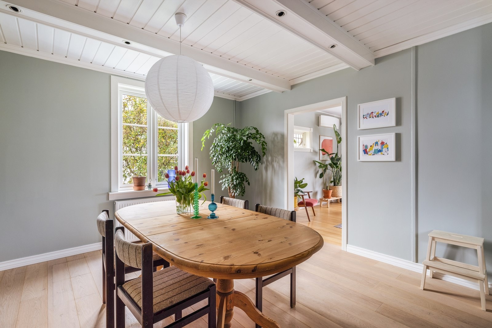 Den åpne løsningen mellom kjøkken og spisestue, skaper fint samspill - hvor matlagingen kan kombineres med sosiale sammenkomster. Galleribilde