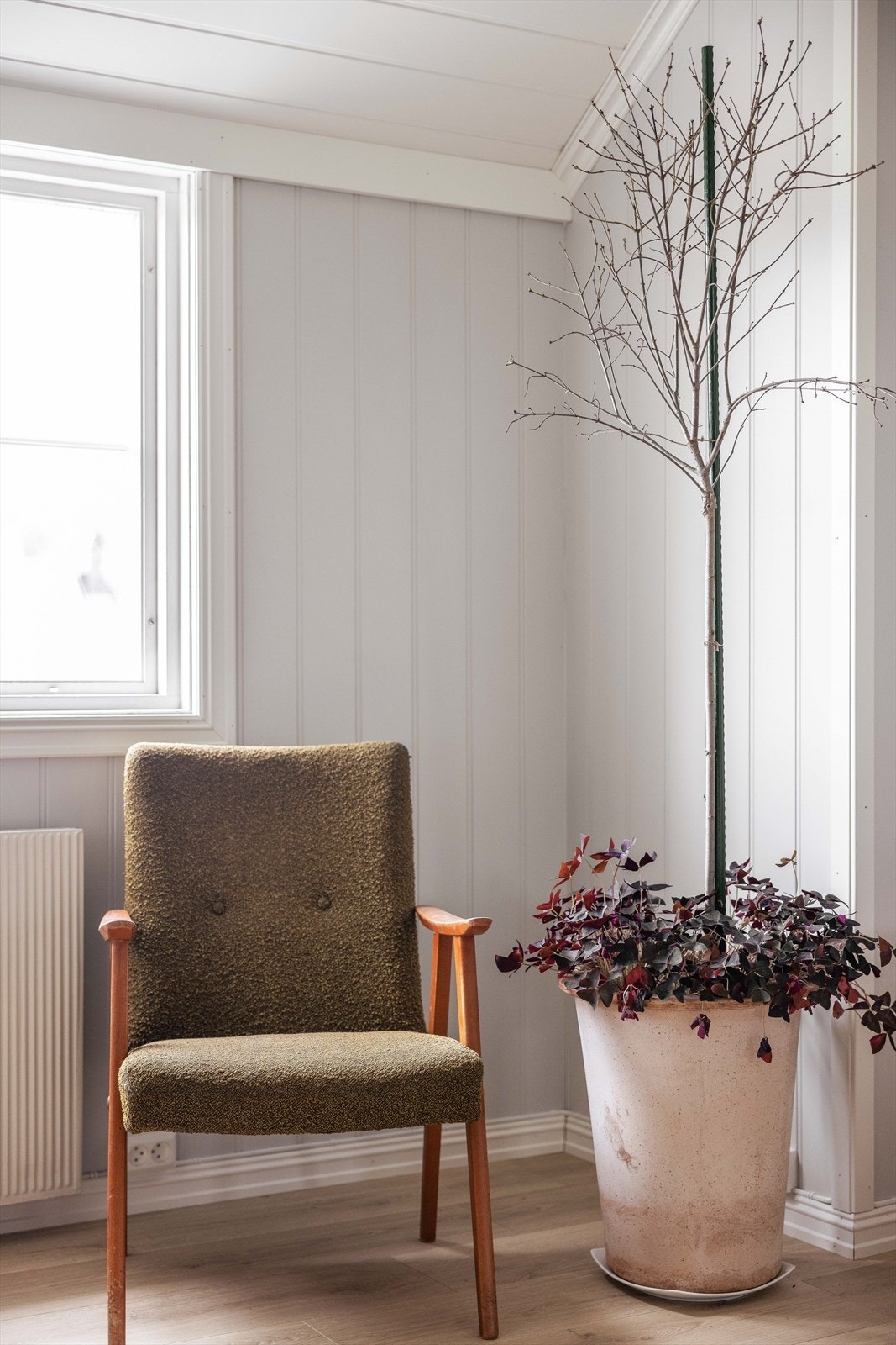 Bygningssakkyndige bemerker at vinduer på soverom ikke tilfredsstiller forskriftskrav til rømningsvei fra rom til varig opphold. Galleribilde