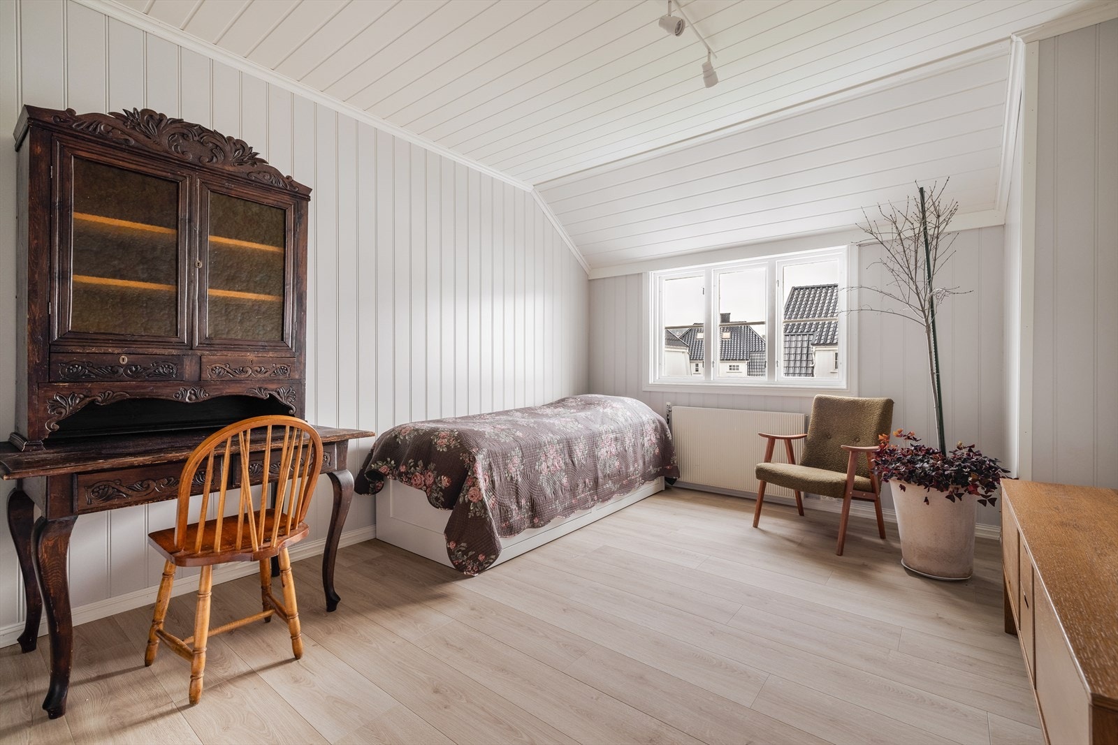 Soverom II er på 13,1 m², med lyse overflater og god plass til diverse soveromsmøblement. Galleribilde