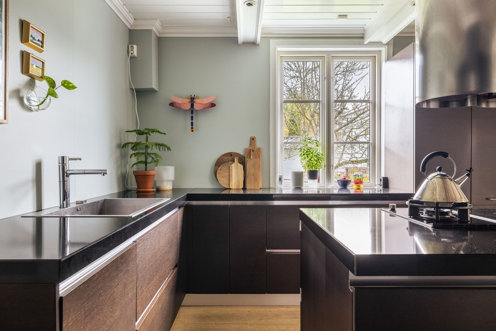 Innredningen har fronter i glatt utførelse og integrerte hvitevarer. Benkeplate av stein med gode arbeidsflater og nedfelt stålvask. Galleribilde